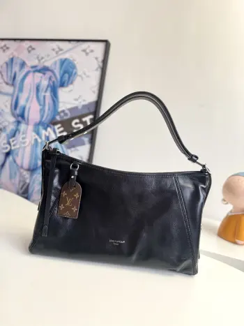 <p>   海外原单M28160独家实拍  LV Vibe 系列推出 Carryall East West 手袋 巧妙融合经典细节与摩登廓形 柔软羊皮革包身配有 Monogram 素 名牌致敬品牌典藏硬箱设计 恰宜尺寸可轻松容纳日常所需 可拆卸肩带实现斜挎 肩背和手提选择 尺寸 36×19×10cm</p>
