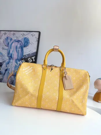 <p>  海外原单M26867独家实拍 本款 Keepall Bandouliere 45 旅行袋取材醒目 Monogram Heritage 涂层帆布 与皮革裁成的可拆卸肩带及名牌构筑鲜明反差 搭配牛皮革饰边和棉质内衬 Marque L.Vuitton Deposee 标识初现于 Damier 帆布 为此经典手袋绘上点睛之笔 尺寸 45×27×20cm</p>