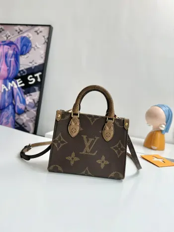 <p>   海外原单M46839独家实拍 本款 OnTheGo 托特包以 Monogram 帆布浓缩原版设计 为皮革手柄及手柄固定件融入 Monogram Reverse 帆布 充裕空间可收纳手机 可拆卸并调节的肩带再添背携选项 尺寸 18×15×8.5cm</p>