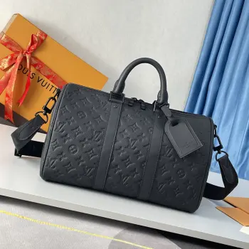 <p>  海外原单M22765独家实拍  Keepall Bandouliere 35 手袋是路易威登经典 Keepall 假日旅行袋的缩微版本 全粒面 Taurillon 皮革压印 Monogram 图案 皮革侧带和顶部皮革手柄延续 Keepall 系列的标志性素 肩带可拆卸并调节 尺寸 34×21×16cm</p>