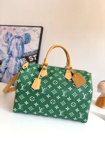 <p>  海外原单M24417独家实拍 本款Speedy P9 Bandouliere 40 Monogram Leather手袋为柔软粒面牛皮革包裹羊皮革内衬 以丝印Monogram 图案呈现帆布印花的迷离观感 道出创意总监Pharrell Williams的新季巧思 尺寸 40×26×23cm</p>