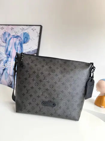 <p>  海外原单M27856独家实拍 本款 Vagabond Hobo 手袋为 Monogram Midnight 涂层帆布搭配同色牛皮革饰边 贴合身形的轮廓兼具功能考量 可调节肩带实现肩背斜跨造型 宽敞内里由哑光拉链收束 拉链内袋方便存放随身用品 尺寸 39×30×8.5cm</p>