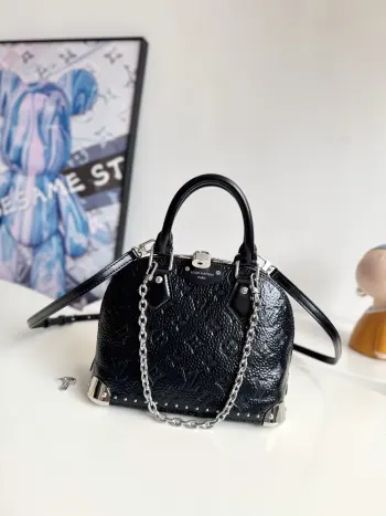 <p>  海外原单M27812独家实拍 这款 Alma BB 手袋呈现品牌的 Monogram Saga 标识 散发着复古气息与摇滚风范 它由牛皮革制成 饰以牛皮革饰边 并配有粗犷链条和标志性的 S-lock 锁扣 与金属包角相得益彰 有多种背携方式 内部空间可容纳日常所需 尺寸 22×19×11cm</p>