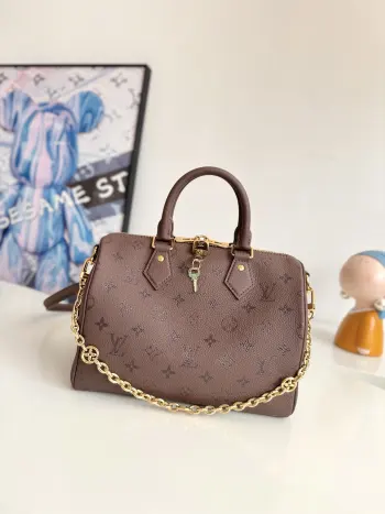 <p>  海外原单M26691独家实拍 本款 Speedy Bandouliere 25 手袋以牛皮革缔造抱枕般的柔软触感 为 LV Bliss 系列增添摩登一员 品牌经典 Monogram 图案采用三重数码印花技术重塑 珠宝般的 Monogram 花卉链带闪烁莹泽光芒 尺寸 25×18×13cm</p>