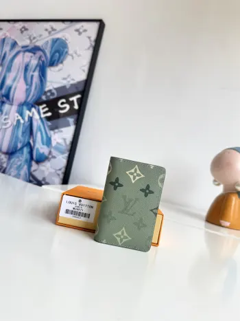<p>  海外原单M26971独家实拍 本款口袋夹为 Monogram Surplus 涂层帆布搭配牛皮革内衬 紧凑实用构型内含卡片夹层 内袋和外贴袋 可轻松置入多数口袋中 内袋之一由日晒色调皮革裁成 尺寸 11×7.5cm</p>