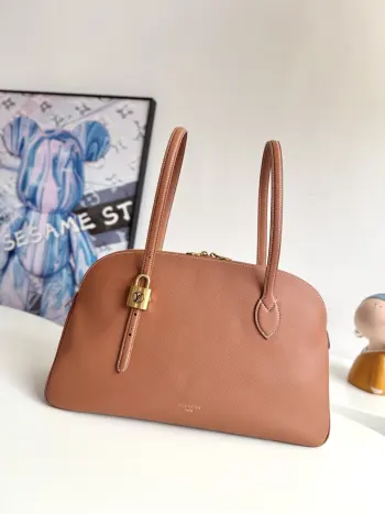 <p> 海外原单M26688独家实拍 這款Low Key系列的全新Duffle Tote靈感源自2000年代初的Alma Horizontal手袋 採用季節性Cognac色粒面小牛皮精心打造 配備穩妥的拉鏈設計 並點綴標誌性掛鎖等復古金色金屬件 手袋容量寬敞 可收納手提電腦及其他日常必需品 並隨附可拆式Monogram圖案口袋 尺寸 43.5×26.5×14.5cm</p> <p> 海外原单M26688独家实拍 這款Low Key系列的全新Duffle Tote靈感源自2000年代初的Alma Horizontal手袋 採用季節性Cognac色粒面小牛皮精心打造 配備穩妥的拉鏈設計 並點綴標誌性掛鎖等復古金色金屬件 手袋容量寬敞 可收納手提電腦及其他日常必需品 並隨附可拆式Monogram圖案口袋 尺寸 43.5×26.5×14.5cm</p>