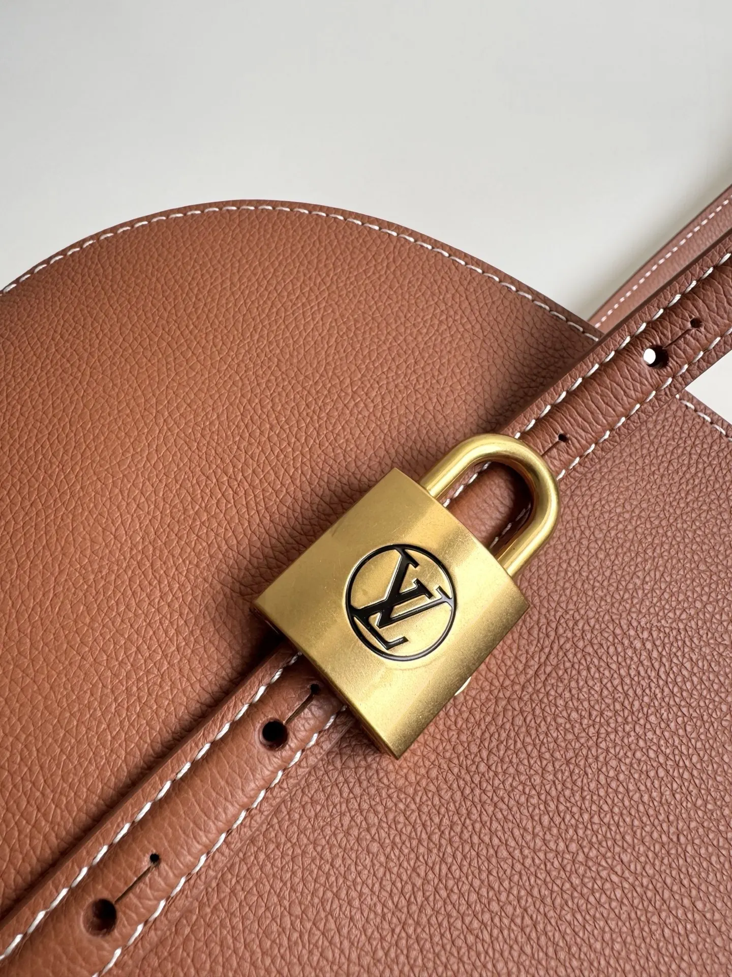 Louis Vuitton Overseas Original M26688 Low Key Tote Bag - Detail view 5
