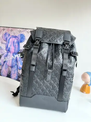 <p> 海外原单M24776独家实拍 本款 Getaway 双肩包取材 Monogram Shadow 牛皮革 为 LV 字母和 Monogram 花簇压纹营造微妙阴影效果 俊朗廓形设有宽敞主隔层和外袋 LV 快拆式搭扣开启顶部翻盖 尺寸 50×29×15cm</p> <p> 海外原单M24776独家实拍 本款 Getaway 双肩包取材 Monogram Shadow 牛皮革 为 LV 字母和 Monogram 花簇压纹营造微妙阴影效果 俊朗廓形设有宽敞主隔层和外袋 LV 快拆式搭扣开启顶部翻盖 尺寸 50×29×15cm</p>