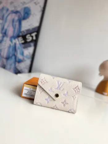 <p>  海外原单M25649独家实拍 本款 Victorine 夹为 Monogram Empreinte 皮革渲染梦幻色彩 以莹泽金属件升级典雅构型 印证路易威登的精湛匠艺 内设卡片夹层和可收纳钞票与硬币的口袋 尺寸 12×9.5×2.5cm</p>