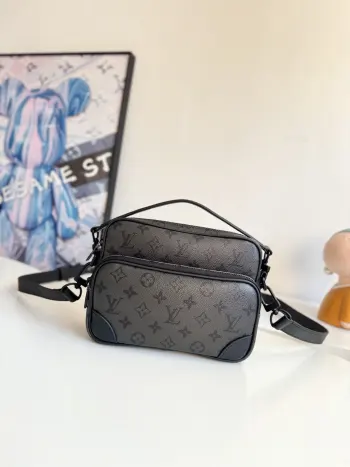 <p>   海外原单M26783独家实拍 本款 Nil 斜挎包以 Monogram Midnight 涂层帆布摩登演绎 Monogram 图案 Monogram 花卉及 LV 字母 雅致配色烘托内敛复古构型 可拆卸顶部手柄与肩带提供多样背携选择 尺寸 25×17.5×11cm</p>