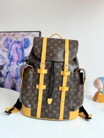 <p>  海外原单M13202/M12835独家实拍 本款 Christopher 中号双肩包出自 LV Colormania 系列 为 Monogram Macassar 帆布融入明丽皮革饰边 与织物内衬相映成趣 侧面口袋囊括宽敞容量 抽绳与按扣实现便捷开合 尺寸 44×38×12.5cm</p>