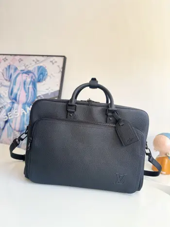 <p>  海外原单M26075独家实拍 本款 Weekender Bag 手袋选用蜡面牛皮革 同色系内衬和莹亮金属件 其尺寸恰好可放置于 Horizon 拉杆箱顶部 令商务差旅轻松惬意 宽敞拉链前袋为主隔层扩容 顶部手柄和可拆卸并调节的肩带提供多种背携选择 尺寸 46×31×18cm</p>