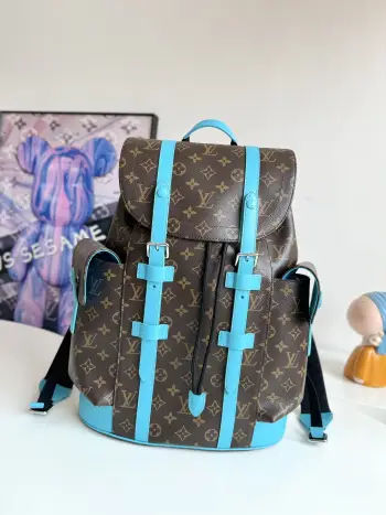 <p>  海外原单M12729独家实拍 本款 Christopher 中号双肩包出自 LV Colormania 系列 为 Monogram Macassar 帆布融入明丽皮革饰边 与织物内衬相映成趣 侧面口袋囊括宽敞容量 抽绳与按扣实现便捷开合 尺寸 44×38×12.5cm</p>