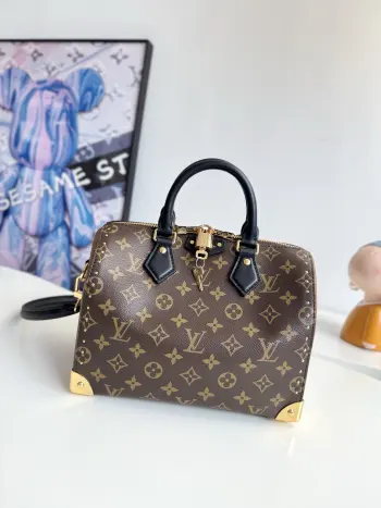 <p>  海外原单M26181独家实拍  路易威登 Trunk 系列迎来本款 Speedy 25 新作 通过 Monogram 经典花纹与旅行箱灵感细节等品牌档案素 致敬品牌基因 采用帆布材质搭配牛皮革饰边 点缀金属件 尽显精致工艺 优雅而不失现代感的设计 既可手提亦可单肩斜挎 适配多种场合 尺寸 27×20×15cm</p>