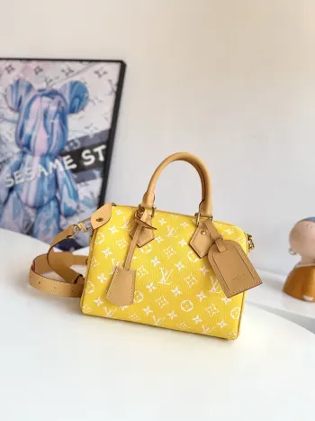 <p>  海外原单M24426独家实拍 本款 Speedy P9 Bandouliere25Monogram 皮革手袋以柔软牛皮革传递华贵质感 抛光金属件 羊皮革内衬与内置标牌彰显创意总监Pharrell Williams 对考究细节的专注 尺寸 25×15×15cm</p>