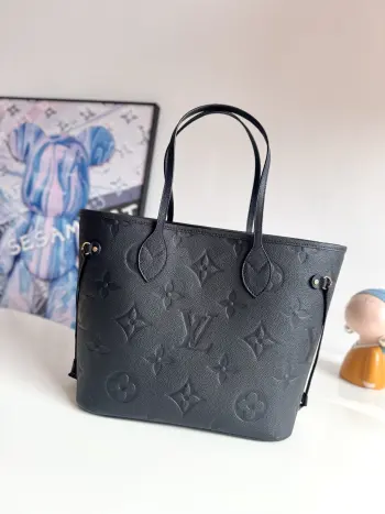 <p>  海外原单M45685独家实拍 本款 Neverfull 中号手袋取材 Monogram Empreinte 压纹软皮革 以充裕空间成就日常出行佳选 侧面饰带灵活收束廓形 可随心演绎摩登风尚或闲雅格调 长款手柄实现肩背 肘挎随心切换 尺寸 31×28×14cm</p>