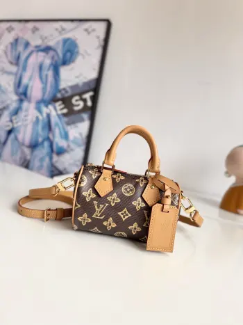 <p>  海外原单M27610独家实拍 经典 Nano Speedy 手袋为庆贺路易威登 Monogram 图案的 130 岁诞辰 此次选择以 Monogram Origine 帆布塑造雅致构型 搭配金属件和庆贺系列专属标签 取下肩带即可手提 可容纳小号夹等日常所需 尺寸 16×10×7.5cm</p>