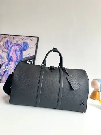 <p>  海外原单M21420独家实拍 本款 Keepall 旅行袋选用 LV Aerogram 牛皮革塑造经典构型 见证路易威登的精湛皮革匠艺 皮革标签和提花肩带援引品牌旅行传承 随身上机行李尺寸满足周末出游所需 尺寸 50×29×23cm</p>