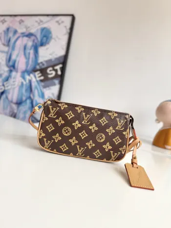 <p>  海外原单M27718独家实拍 为纪念标志性的 Louis Vuitton Monogram 图案诞生 130 周年 这款专属 Pochette 配饰系列以永恒的色彩呈现 既适合日间装扮 也适合晚间造型 它采用 Monogram Origine 帆布材质制成 配以光滑的牛皮饰边 并配有可拆卸的地址标签 以此向品牌的旅行传统致敬 尺寸 24×13×4cm</p>