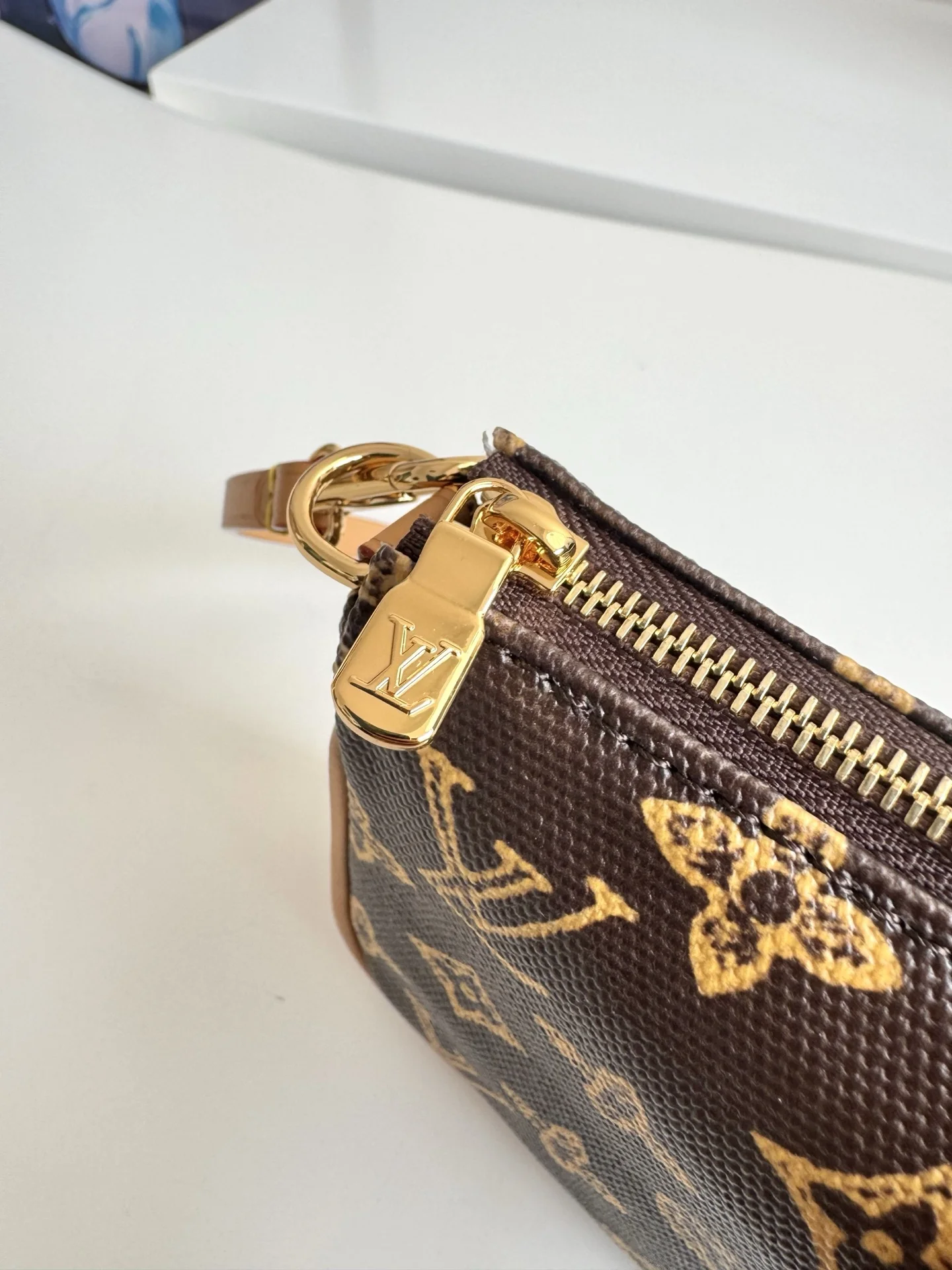 Louis Vuitton Overseas original M27718 shoulder bag - Detail view 5