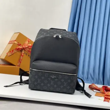 <p>  海外原单M30230独家实拍 Discovery 双肩包糅合 Monogram 帆布与 Taiga 皮革 重译经典校园潮流设计 光泽外层包裹两个内袋和一个 iPad 内袋 两条可调节皮质肩带确保舒适背携 尺寸 37×40×20cm</p>