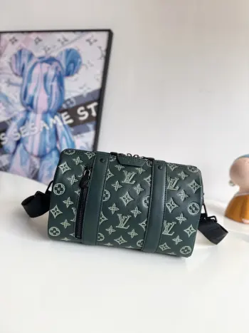 <p>  海外原单M27184独家实拍 本款 City Keepall 手袋为柔软 Monogram Shadow 牛皮革表面铺陈 Monogram 压纹和印花 皮革加固带与标志性廓形延续 Keepall 系列的经典细节 可拆卸并调节的肩带提供肩背斜跨等灵活背携方式 尺寸 27.5×16.5×15cm</p>