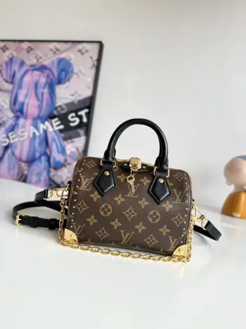 <p>  海外原单M13146独家实拍  Speedy Trunk 手袋以大胆理念重构经典设计 瞩目亮相路易威登 2025 Cruise 早春秀场 Monogram 帆布搭配 Monogram Reverse 饰边 展现 Nicolas Ghesquiere 的标志性笔触 耀目金属件致敬品牌悠远制箱传承 肩带和链条均可拆卸 斜挎 肩背或手提皆宜 尺寸 20.5×13.5×11cm</p>