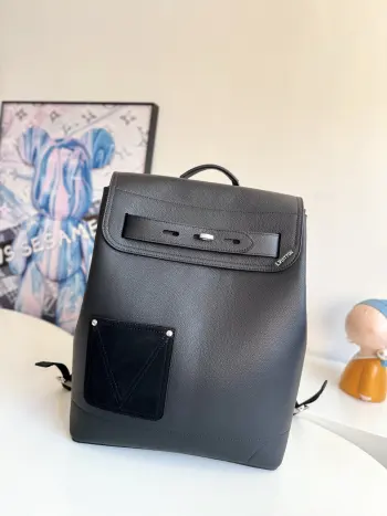 <p> 海外原单M27063独家实拍 本款 Steamer 双肩包取材柔软 LV Touch 牛皮革 为传统构型融入摩登设计 粒面外层点缀绒面皮革前袋与 V 字缝线 宽敞主隔层内设加垫口袋 可存放 16 寸笔记本电脑 搭配抽绳与灵动肩带 成就日常出行的功能佳选 尺寸 39×31×15.5cm</p> <p> 海外原单M27063独家实拍 本款 Steamer 双肩包取材柔软 LV Touch 牛皮革 为传统构型融入摩登设计 粒面外层点缀绒面皮革前袋与 V 字缝线 宽敞主隔层内设加垫口袋 可存放 16 寸笔记本电脑 搭配抽绳与灵动肩带 成就日常出行的功能佳选 尺寸 39×31×15.5cm</p>