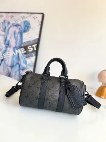 <p>   海外原单M28369独家实拍 本款 Keepall Bandouliere 25 手袋为 Monogram Midnight 涂层帆布点缀深邃 Monogram 印花 张扬自信风范 精巧都市构型搭配皮革饰边和哑光拉链 顶部手柄与宽幅可拆卸并调节的织物肩带实现舒适斜跨与手提 尺寸 25×15×11cm</p>