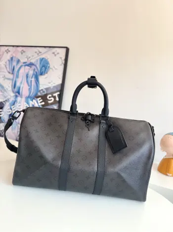<p>  海外原单M28371独家实拍 本款 Keepall Bandouliere 45手袋为 Monogram Midnight 涂层帆布搭配沉稳皮革饰边 哑光金属件及拉链烘托利落观感 可拆卸并调节的皮革肩带实现舒适肩背或斜跨 辊压皮革顶部手柄再添手提选择 尺寸 45×27×20cm</p>