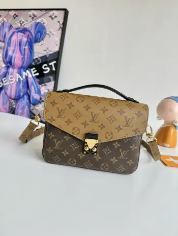 <p>  海外原单M44876独家实拍 本款 Pochette Metis 手袋采用别致肩背书包造型 富有潮流感 小巧包身取材潮流 Monogram Reverse 帆布 配有标志性 S-lock 锁 抛光表面亮泽耀眼 功能多样 空间宽敞 时髦顶部手柄和可脱卸长肩带便于肩背或斜挎 乃日常出行良伴 尺寸 25×19×7cm</p>