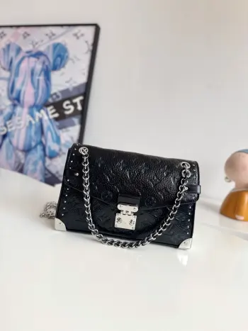 <p>  海外原单M28137独家实拍 这款 Monogram Saga 版的 Trunkie 手袋拥有酷感做旧饰面 为经典廓形注入不羁的摇滚精神 它采用皮革精制 饰有金属件 包括灵感源自硬箱的包角 饰钉和标志性的 S-lock 锁扣 滑动链条便于多样背携 内置拉链口袋可妥帖收纳小物 尺寸 27×16×8cm</p>