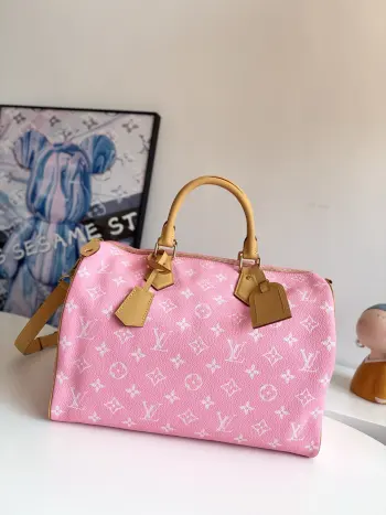 <p>  海外原单M13918独家实拍 本款Speedy P9 Bandouliere 40 Monogram Leather手袋为柔软粒面牛皮革包裹羊皮革内衬 以丝印Monogram 图案呈现帆布印花的迷离观感 道出创意总监Pharrell Williams的新季巧思 尺寸 40×26×23cm</p>