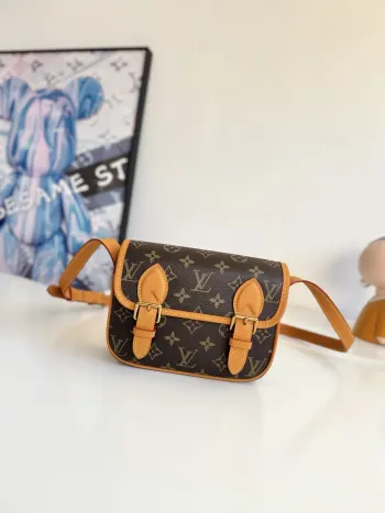 <p>  海外原单M26805独家实拍 本款 Satchel 迷你手袋出自 Monogram Archive 系列 为柔软 Monogram 帆布包身搭配做旧皮革饰边和耀目金属件 迷你邮差包构型可容纳手机及夹等日常用品 可调节肩带确保舒适肩背或斜跨 尺寸 19.5×15×6cm</p>
