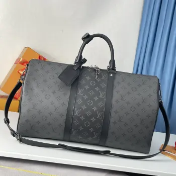 <p>  海外原单M45392独家实拍 此款 Keepall BANDOULIERE 50 旅行袋以浅色 Monogram Eclipse Reverse 帆布替代深色 Monogram Eclipse 帆布 营造英气大胆的气质 此款经典柔软旅行袋配有皮革顶部手柄与侧边的两个皮带 令其清晰可认 随身上机行李尺寸 内部空间充裕 尺寸 50×29×23cm</p>