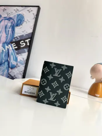 <p>  海外原单M27147独家实拍 本款护照套为柔软 Monogram Shadow 牛皮革压印 Monogram 图案 卡片夹层 贴袋与开放式护照袋兼顾功能考量与雅致格调 可稳妥收纳和轻松取放旅行文件 尺寸 14×10×2.5cm</p>