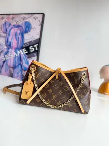 <p>    海外原单M13014独家实拍 本款 CarryAll BB 手袋取材 Monogram 帆布 为耀目链条点缀 Monogram 花卉 以潮流之姿点亮昼夜场合 皮革名牌与系带开合相得益彰 拉链内袋方便日常取用信用卡 尺寸 26×17×10cm</p>