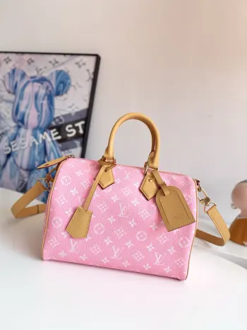 <p>  海外原单M13914独家实拍 Speedy P9 Bandouliere 30包由超柔软的小牛皮制成 带有Monogram印花 尺寸完美 紧凑但足够宽敞 可以装下日常必需品 细致的细节 如传统侧锁或优质小羊皮衬里 证明了这款包的精湛工艺 除了顶部手柄外 还有一条可拆卸的带子 尺寸 32×22.5×18cm</p>