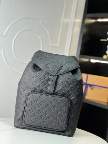 <p> 海外原单M23127独家实拍 本款 Montsouris 双肩包为 Taurillon 皮革压印 Monogram 图案 以沉稳金属件注入典雅风范 拉链前袋方便取放随行物品 衬垫隔层和内贴袋完善功能设计 尺寸 40×32×19cm</p> <p> 海外原单M23127独家实拍 本款 Montsouris 双肩包为 Taurillon 皮革压印 Monogram 图案 以沉稳金属件注入典雅风范 拉链前袋方便取放随行物品 衬垫隔层和内贴袋完善功能设计 尺寸 40×32×19cm</p>