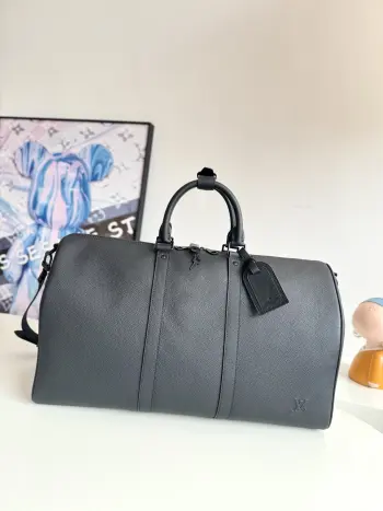 <p>  海外原单M26118独家实拍 本款 Keepall Bandouliere 50 旅行袋取材蜡面牛皮革和织物内衬 成就周末出行佳选 细腻粒面软皮革和 LV 字母标识缓缓流露优雅格调 顶部手柄和可拆卸并调节的肩带实现多种背携方式 尺寸 50×29×23cm</p>
