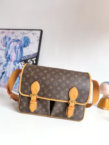 <p>  海外原单M14723独家实拍 本款 Satchel 邮差包向 1990 年代的经典 Gibeciere 手袋汲取灵感 为 Monogram 帆布搭配牛皮革饰边 翻盖开合配有精巧搭扣 别致前袋和笔记本电脑加衬内袋彰显功能考量 复古格调可轻松点亮各式造型 尺寸 35.5×24×12cm</p>
