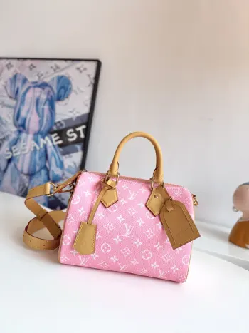 <p>  海外原单M13911独家实拍 本款 Speedy P9 Bandouliere25Monogram 皮革手袋以柔软牛皮革传递华贵质感 抛光金属件 羊皮革内衬与内置标牌彰显创意总监Pharrell Williams 对考究细节的专注 尺寸 25×15×15cm</p>