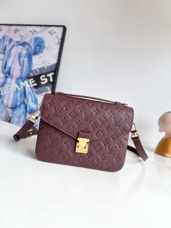 <p>  海外原单M25939独家实拍 这款Pochette Metis手袋 采用Monogram Empreinte 皮革 以相同色调勾勒图案轮廓 它采用金色金属硬件装饰 包括标志性的S锁 打开后露出优雅的条纹衬里 内有三个隔层 用于放置必需品 可以斜挎 单肩背或手提 尺寸 25×19×7cm</p>