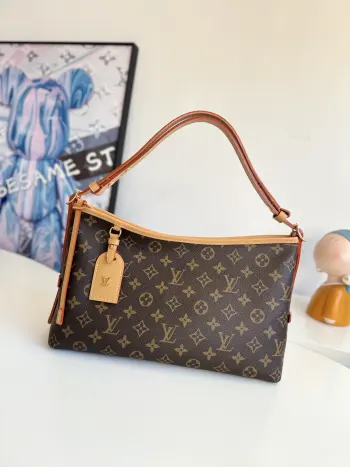 <p>  海外原单M28101独家实拍 Carryall East West 手袋采用 Monogram 帆布塑造摩登廓形 以撞色名牌致敬品牌典藏硬箱设计 无论斜挎 肩背或手提 皆可令日常所需潮流随行 尺寸 36×19×10cm</p>