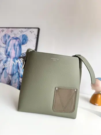 <p> 海外原单M26747独家实拍 本款 Verso Hobo 手袋以 LV Touch 牛皮革塑造潮流易搭构型 光滑粒面皮革与同色绒面皮革为正反两面赋予别致外观 每一侧口袋均含蓄点缀 V 字缝线 可拆卸绒面皮革收纳包再添功能细节 尺寸 33×30×15.5cm</p> <p> 海外原单M26747独家实拍 本款 Verso Hobo 手袋以 LV Touch 牛皮革塑造潮流易搭构型 光滑粒面皮革与同色绒面皮革为正反两面赋予别致外观 每一侧口袋均含蓄点缀 V 字缝线 可拆卸绒面皮革收纳包再添功能细节 尺寸 33×30×15.5cm</p>