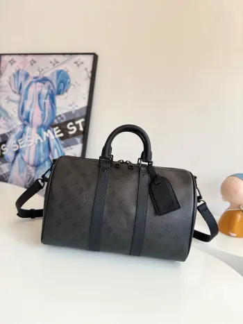 <p>  海外原单M28370独家实拍 本款 Keepall Bandouliere 35 手袋为 Monogram Midnight 涂层帆布搭配沉稳皮革饰边 哑光金属件及拉链烘托利落观感 可拆卸并调节的皮革肩带实现舒适肩背或斜跨 辊压皮革顶部手柄再添手提选择 尺寸 34×21×16cm</p>