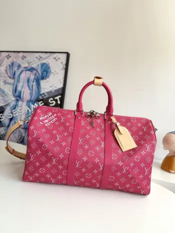 <p>  海外原单M26868独家实拍 本款 Keepall Bandouliere 45 旅行袋取材醒目 Monogram Heritage 涂层帆布 与皮革裁成的可拆卸肩带及名牌构筑鲜明反差 搭配牛皮革饰边和棉质内衬 Marque L.Vuitton Deposee 标识初现于 Damier 帆布 为此经典手袋绘上点睛之笔 尺寸 45×27×20cm</p>