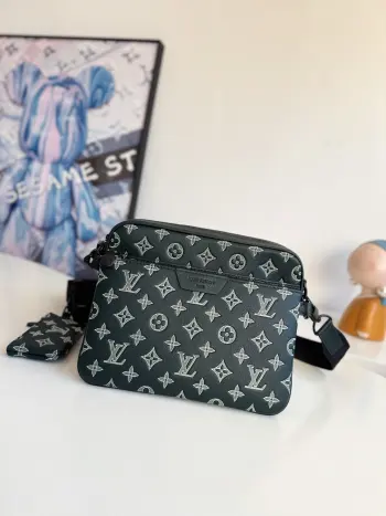 <p>   海外原单M27154独家实拍 本款 Trio Messenger 邮差包取材柔软 Monogram Shadow 牛皮革 搭配 Monogram Shadow 皮革袢带与主袋 拉链前袋 肩带与点缀其上的零包均可拆卸 肩带亦可调节 确保背携舒适贴合 尺寸 25×18.5×7cm</p>