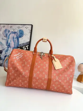 <p>  海外原单M26865独家实拍 本款 Keepall Bandouliere 50 旅行袋为 Monogram Heritage 帆布浸染鲜明色彩 与牛皮革饰边 皮革肩带和可拆卸名牌相辅相成 搭配棉质内衬 Marque L.Vuitton Deposee 标识致意路易威登的悠久传承 尺寸 50×29×23cm</p>