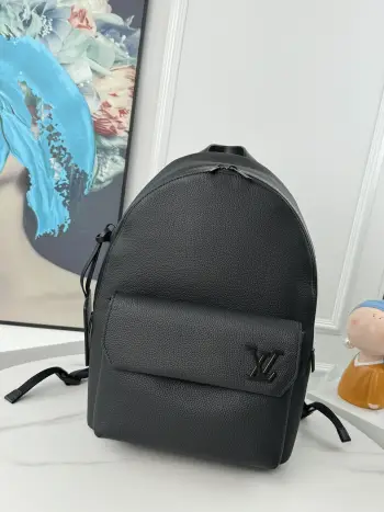 <p>  海外原单M57079独家实拍 全新 LV Aerogram 双肩包以儒雅气质革新潮流之选 细腻牛皮革宛如旧式航空信笺般柔软 点缀哑光金属 LV 标识 主隔层和翻盖前袋为周末出游或徜徉城市提供充裕随行空间 尺寸 43×30×14cm</p>